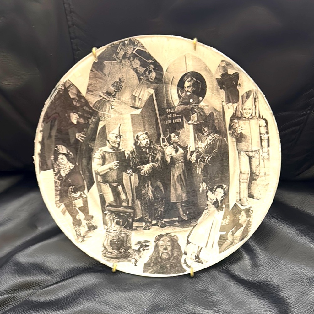 🌷 Wizard of Oz Decorative Plate - Collage of Black & White Movie Scenes